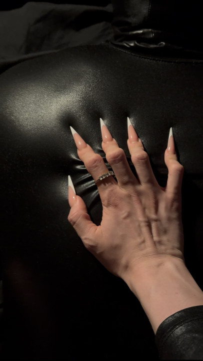 Sê honesto! Estás a morrer por sentires as minhas unhas afiadas na tua pele assim! A arranhar e a arrastar até doer! Segue o meu OF!