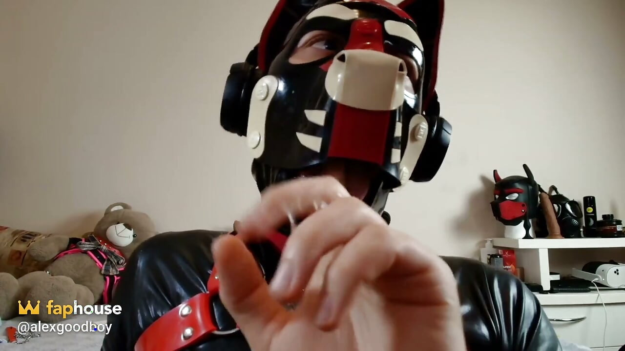 Mit latex überzogener twink lutscht hart an den fingern, sperma explodiert