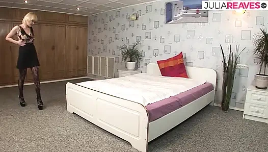 Sarışın canavar bir yarak üzerinde sıkı amcığını sektiriyor