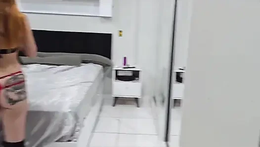 Versaute ehefrau lud ihre freunde ein, eine party mit ihrem ehemann zu machen