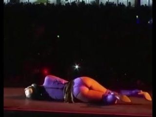 Katy Perry porta il suo culo caldo in tour