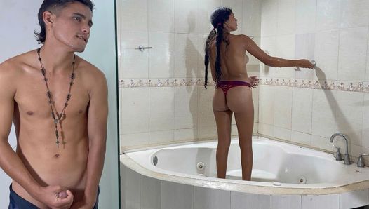 Je me cache sous la douche de ma demi-sœur timide et je finis par lui donner la meilleure baise de sa vie jusqu’à ce que je lui éjacule sur le visage