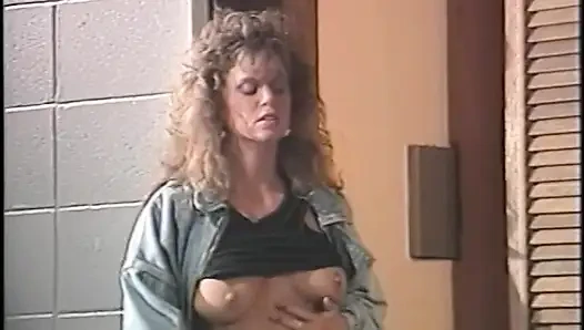 Sexy schätzchen liebt es, während sie nach einem fick den säfte von einem schwanz lutscht