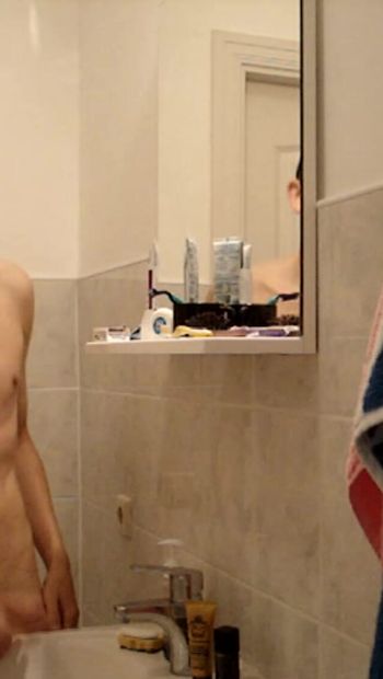 Un garçon gay timide gémit et jouit dans la salle de bain avant de partir à l’école