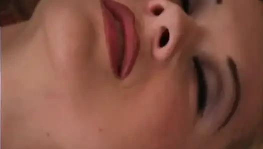 Büyük memeli sarışın orta yaşlı seksi kadın sert sikiliyor ve yüzüne boşalıyor