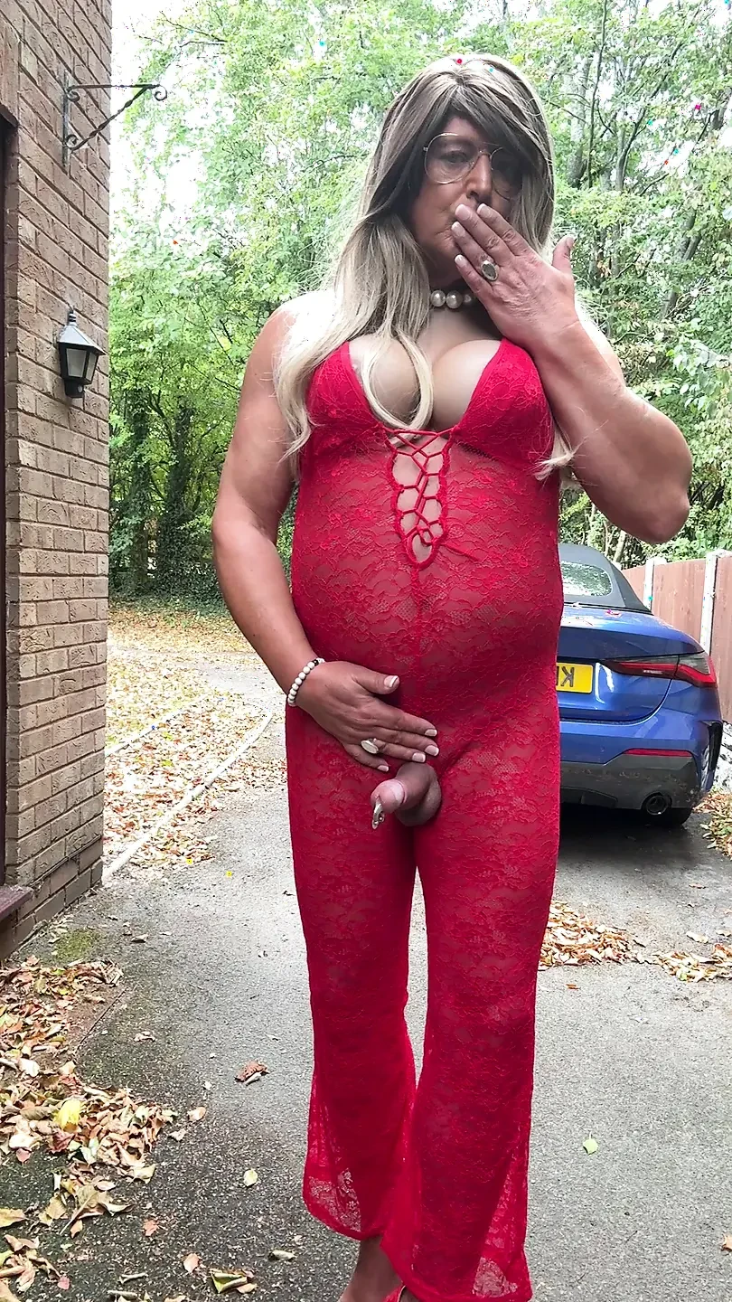 Sexy travestiet Kellycd2022 in sexy rode jumpsuit en hakken