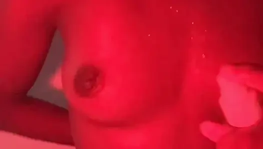 Sesi tarian hot gadis mungil dengan pemandangan depan yang nggak pernah kamu lupakan