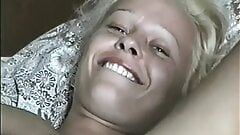 Vrijgegeven privévideo van naïeve blonde tiener Radka gefilmd door oom geniet en lacht terwijl ze pronkt