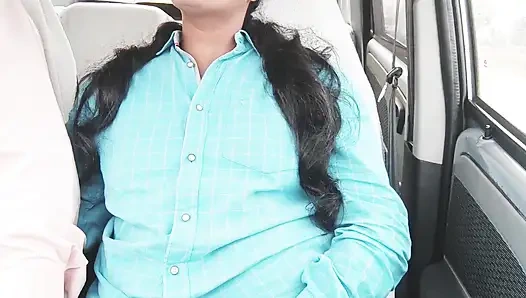 Üvey baba ve üvey kızı arabada seks Telugu edepsizce konuşuyor