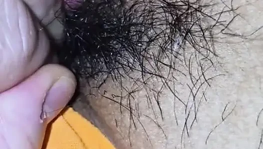 Melove kıllı koltuk altlarını ve onu gösteriyor...