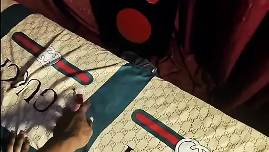 Aku lagi sange berat sampai aku crot!! Memantul di kontol besar pria kulit hitam sebelum aku naik ke atas panggung!!