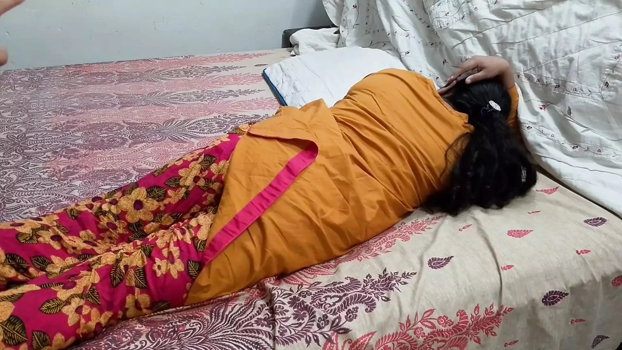 在假期，男人去村里看望他的女人