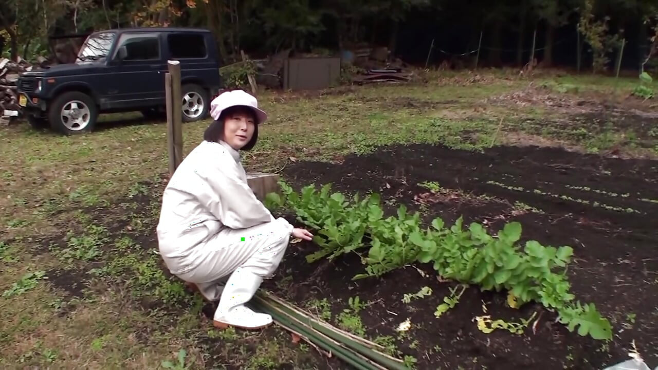 A177F08 Interviewing mature women working in rural farming, he picks up a mature woman in her forties working on the farm, invites her to an inn, and she falls into pleasure—intense sex!
