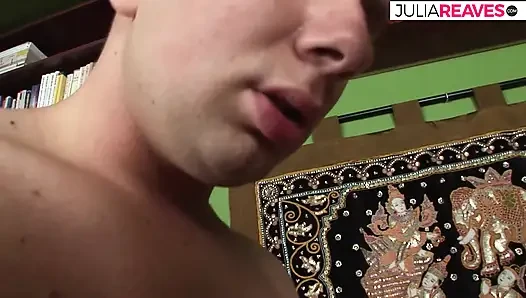 Крошку трахают пальцами, затем скачет на огромном камшоту из члена в рот