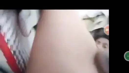 Привет, это я играю с моей мокрой киской. Так мне приятно