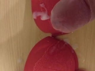 Сперма на красном лифчике с бомбой