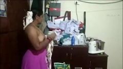 तमिल माँ पोशाक परिवर्तन ने अपने पड़ोसियों के सौतेले बेटे पर कब्जा कर लिया