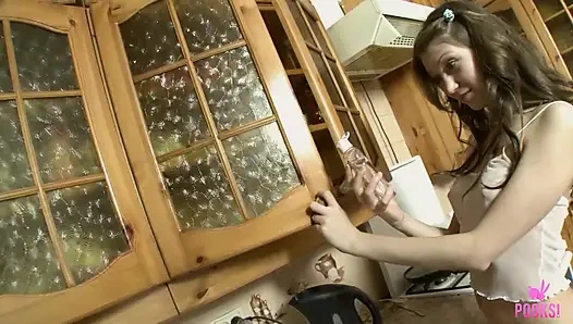 Сексуальная Kimmy T берет ее дилдо на кухне и трахает себя!