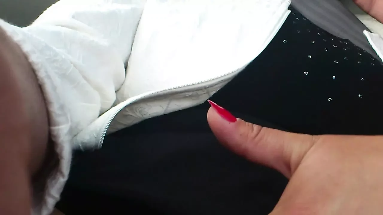 Natopljena i napaljena - jako se fingerujem dok moj muž vozi!