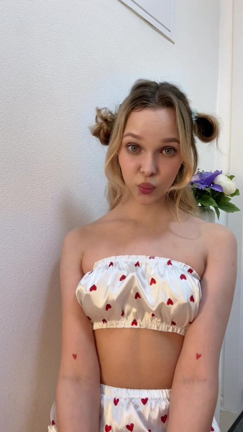 I want you to play with my small boobs 😈