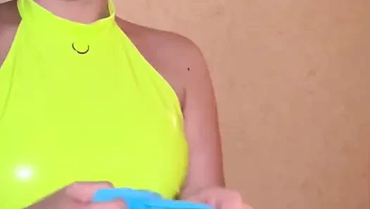 PVC und latex atemspiele im gelben kleid