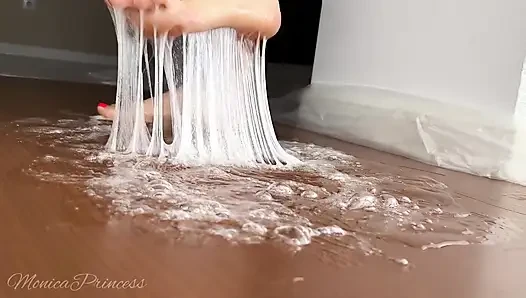 Yalınayak yapışkan yapıştırıcıya sıkıştı