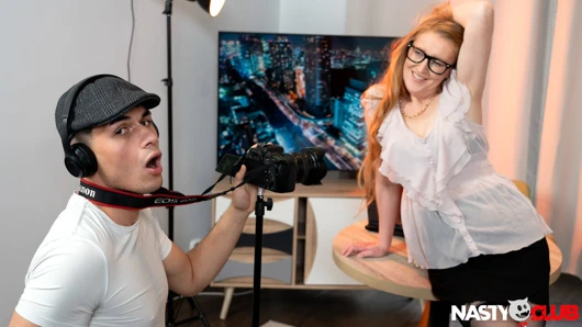 MatureClub - rothaarige reife showhost entdeckt neuen kameramann hat monsterschwanz