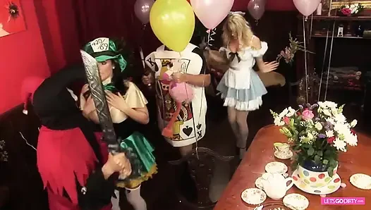 Pesta seks parodi alice in wonderland sama cewek nakal toket besar