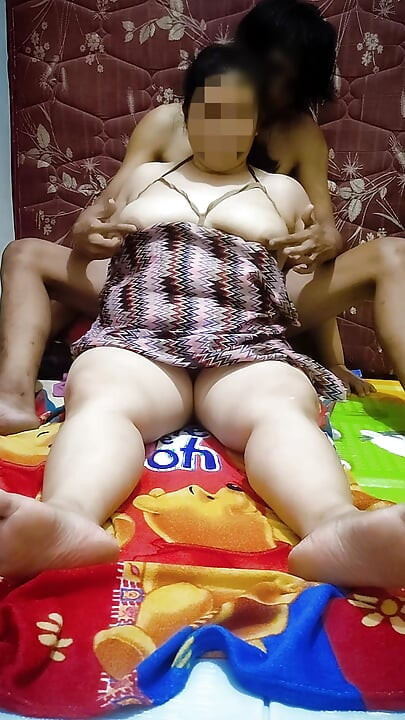 Ayo sayang nikmati tubuh tante yang semok ini. remas toket tante sayang tante udah gak tahan. tante sange banget.