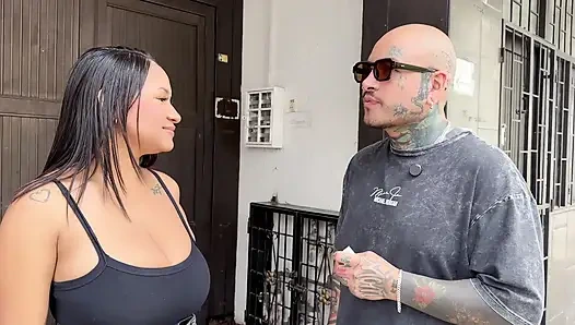 Aku baru tahu kalau pacar influencerku menggoda gadis-gadis di jalanan dan ngentot mereka di ranjangku, kami akhirnya melakukan threesome