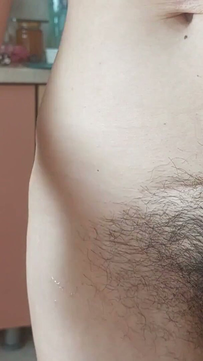 Esposa amadora mete uma cenoura safada na cona, cona peluda, cu peludo, tetas grandes, mamilos grandes, cabelo comprido. | Clip 1