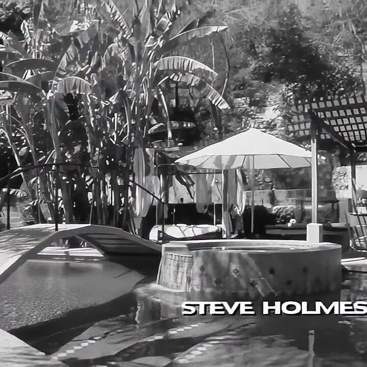 Süße blondine in sexy dessous mit dicken titten wird von drei typen am pool hart gefickt