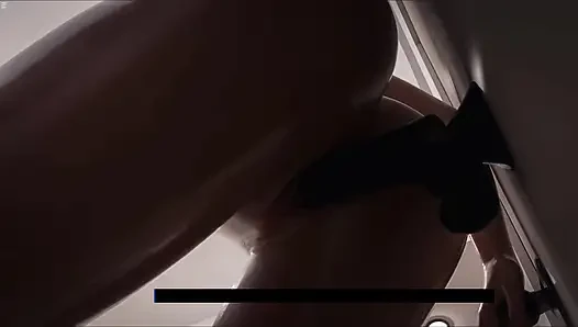 Türk kız Yasmin banyoda büyük siyah dildo oyuncağına biniyor