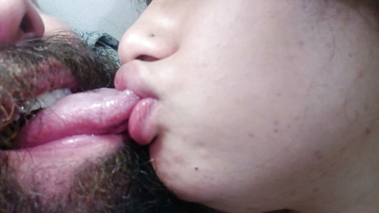 Un beso caliente, un final cremoso: el cornudo chorrea todo su semen dentro de esa puta.