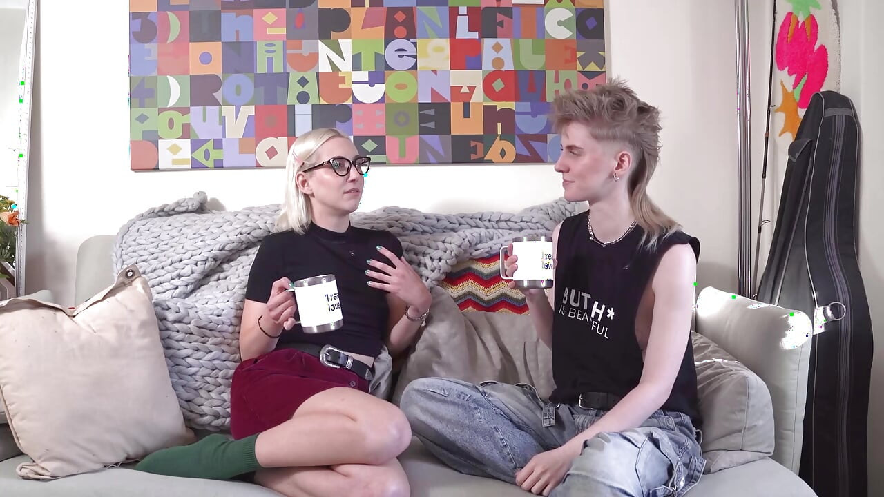Annika houdt van neuken met kussens en Mika doet mee