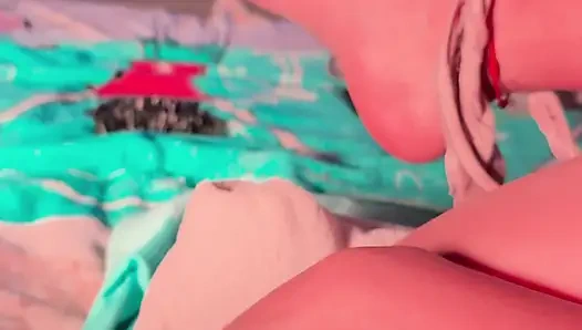 Я обожаю это, когда я попаду домой из университета и начинаю мастурбировать, моя вагина становится очень мокрой.