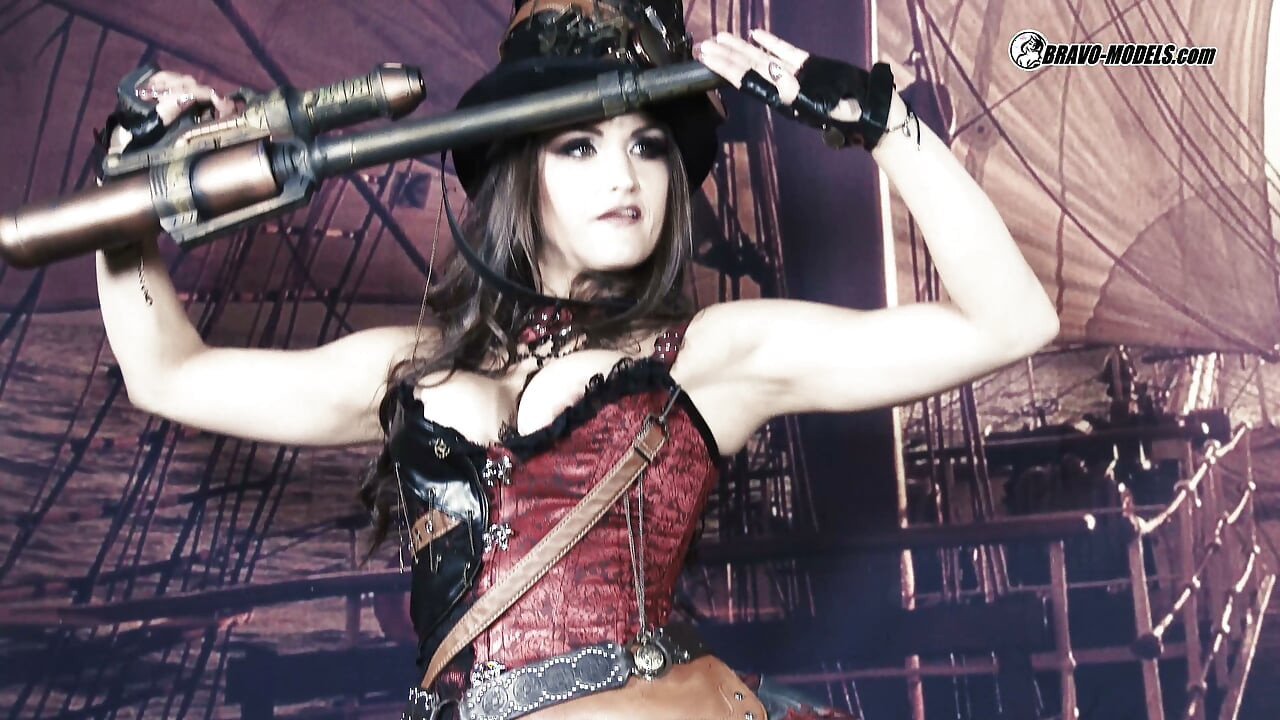 400 Barbara Bieber como chica pirata en traje de cosplay steampunk de la nave