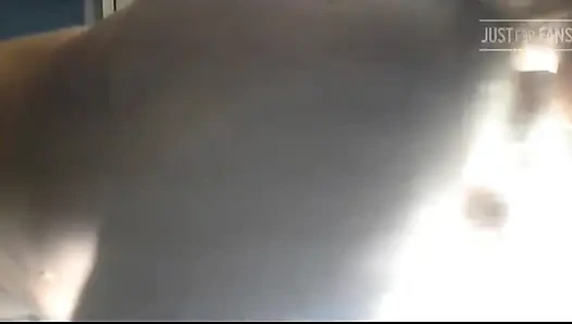 Yakın çekim büyük dildo ıslak götümü çarpıyor