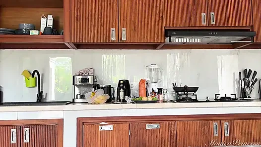 Горячая мамочка в бикини разбудила меня особым завтраком в видео от первого лица