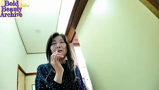 Deneyimli evli kadın beklenmedik merakını gösteriyor, oyuncu bir üçlü fantezi çarpıcı bir izlenim bırakıyor