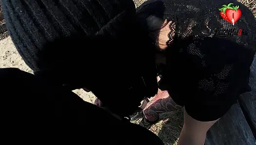 Эмо-девушка сначала делает минет на пляже, а затем трахается дома