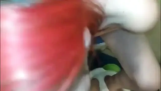 Lil mary head, während sie pinkelt