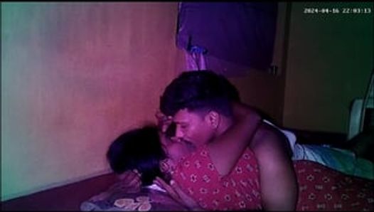 Une villageoise indienne mariée embrasse sa femme sexy