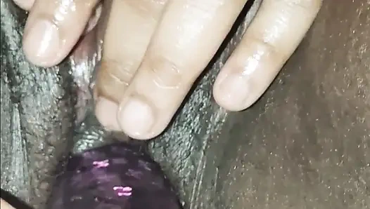 Поглаживаю ее киску дилдо!