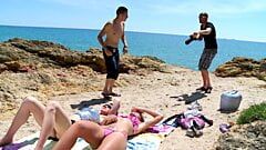 Seks na plaży. dwoje przyjaciół poznaje dwie młode koleżanki