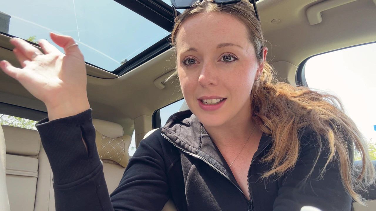 愛車の後部座席でピンクのディルドでオナニー