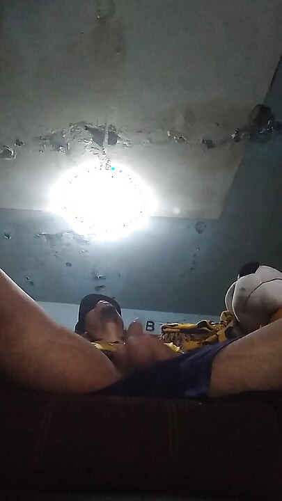 Eu sou deixado sozinho brincando com meu pau ereto