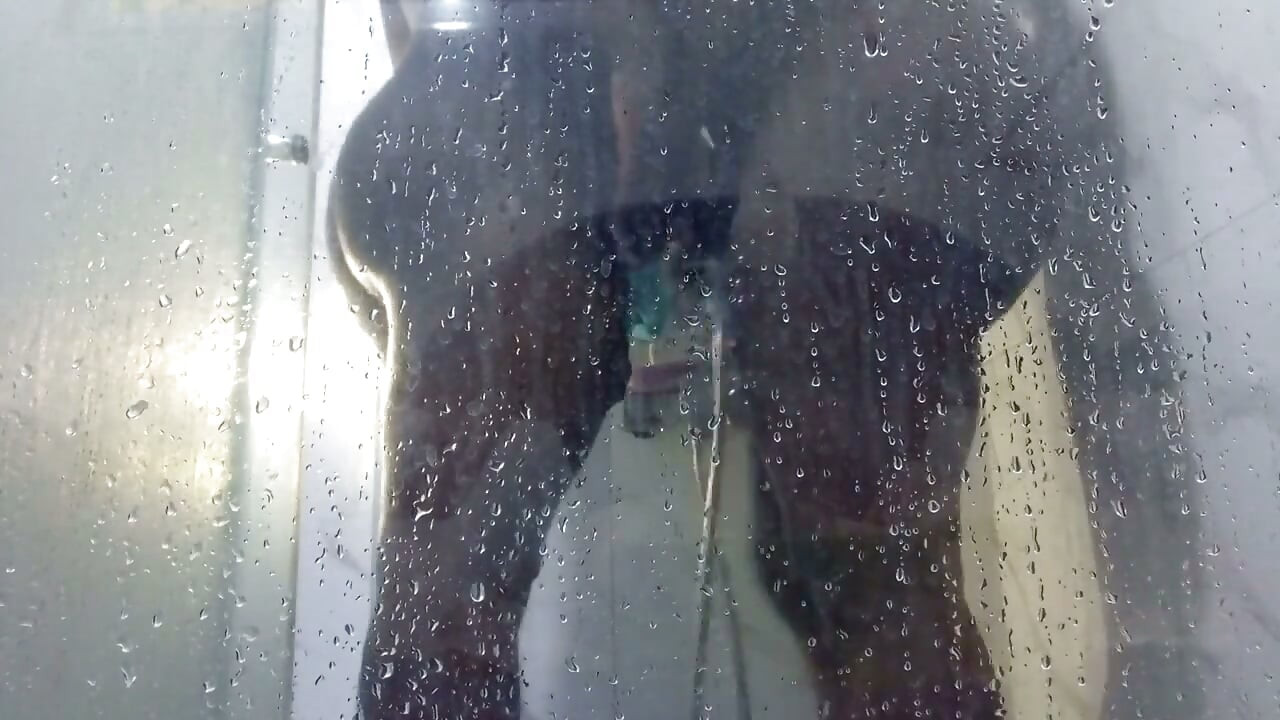 我的前任和我一起在浴室裡，他幹得太棒了