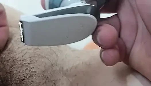 Karımın kıllı amını tıraş ediyorum