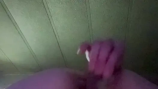 Orgazm yapay penisi bu sıkı domaltmalı amcığından dışarı çıkarıyor